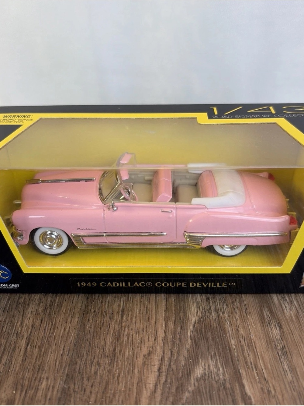 Lucky 94223 Pink Road Signature 1949 Cadillac Coupe DeVille Convertible 1:43